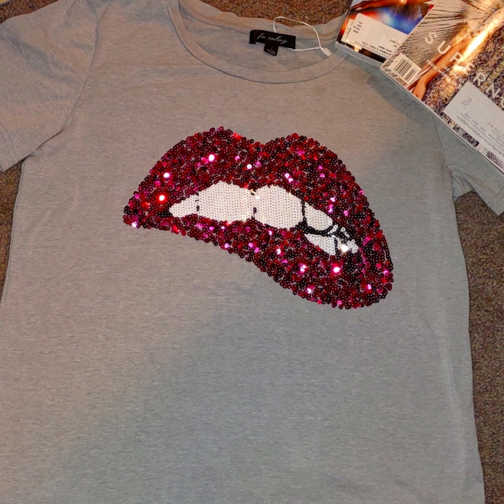 👄👄👄 BEAUTIFUL PINK SEQUIN LIPS ON GRAY TOP💋💋💋💋💋💋💋💄💄💄